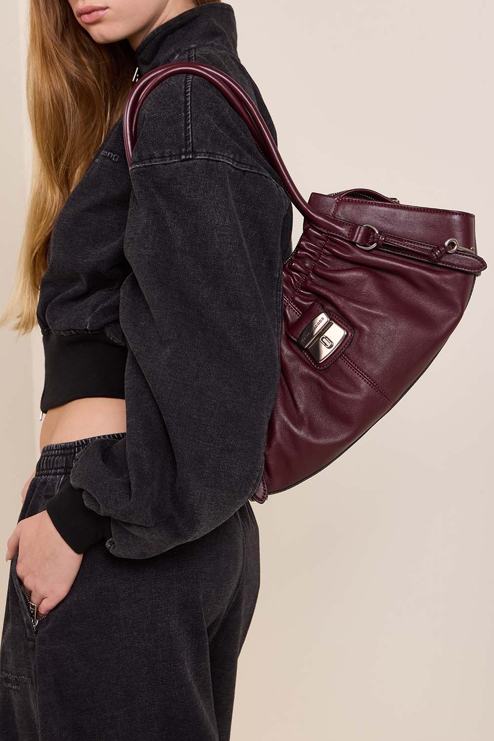 תמונת כל הלוק של תיק כתף כריסטינה